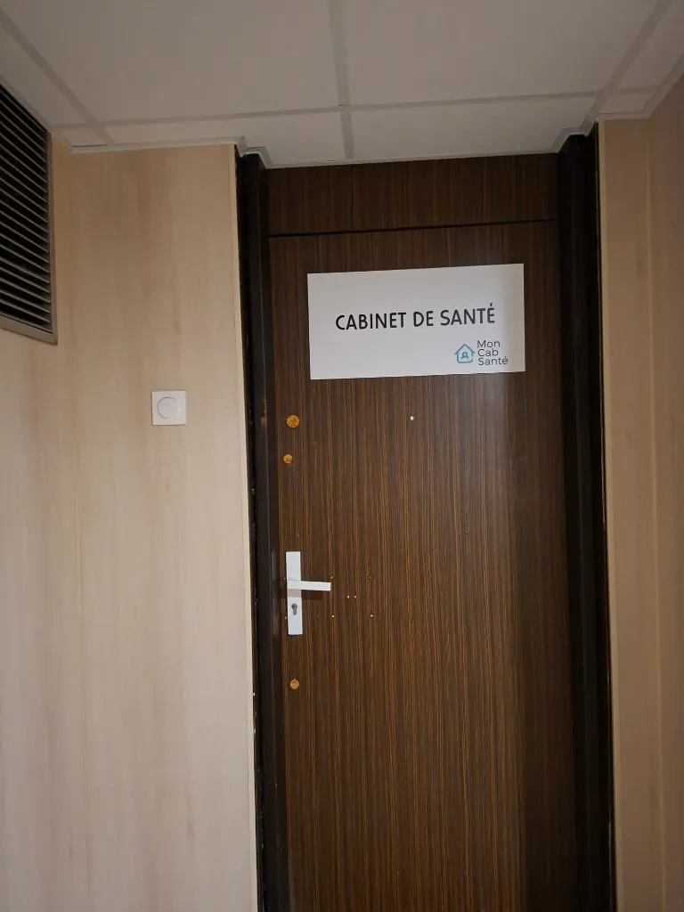 La porte du cabinet au rez-de-chaussée, avec la plaque « Cabinet de santé — Mon Cab Santé ».